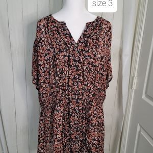 Torrid floral top size 3 .